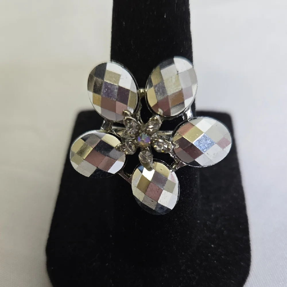 Silver Tone Flower Ring,‎ Adjustable